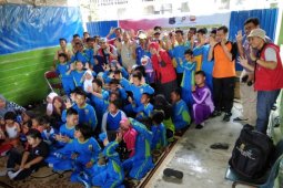 Puluhan siswa SLB antusias simak dongeng "Ima Anak Jujur"