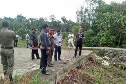 Bupati Ketapang tinjau lokasi pembangunan Jembatan Nanga Kelampai