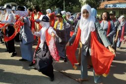 Siswa dan guru SMPN 28 Surahaya menari remo massal