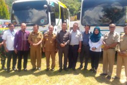 PT Antam serahkan dua bis sekolah ke Sanggau