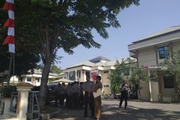 Puluhan personel polisi jaga ketat kantor Bupati HST, ada apa?