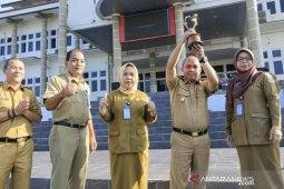 Kembali masuk kerja, Molen dihadiahkan penghargaan