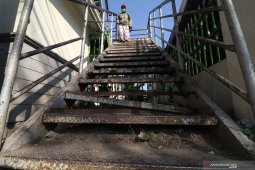 Jembatan penyeberangan orang rusak