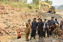 Bupati Cianjur ikut gotong-royong pasang bronjong irigasi