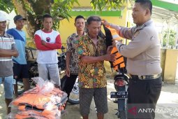 Polres Bangka Barat bantu pelampung nelayan Mentok