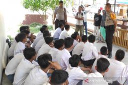 Nongkrong di kafe, puluhan siswa diamankan polisi