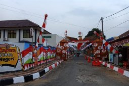Warga Ciwasiat kompak bangun gapura Cinta Indonesia