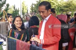 Presiden Jokowi beli jaket tenun ulos seharga Rp2,5 juta