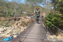 TNI AU bangun jembatan gantung di pelosok perbatasan Cibiuk-Cibatu Garut