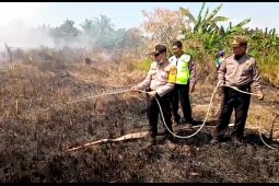 Jajaran Polsek Sungai Kakap-TNI dan Manggala Agni padamkan kebakaran lahan