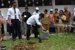 Pemkot Gunungsitoli ajak siswa budayakan tanam pohon  sejak dini