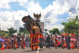 Pawai Karnaval Etnik Trenggalek berlangsung meriah