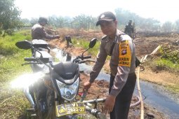 Polisi modifikasi motor Bhabibkamtibmas jadi mesin penyedot air padamkan karhutla