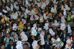 Buat ribuan wayang kertas, mahasiswa baru Ubaya pecahkan rekor MURI