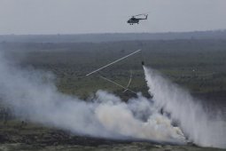 Pemadaman api di Gunung Arjuno kerahkan helikopter "water bombing"