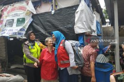 Polwan dan PMI berikan bantuan pada Supardini dan anaknya Ria yang difabel