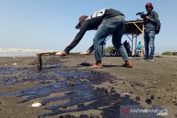 Banyak warga yang bersihkan limbah minyak mentah terserang penyakit