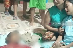Seorang warga meninggal ditempat saat terjatuh dari pohon kelapa