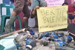 Tidak mengalir berbulan-bulan, warga buka massal meteran air PDAM