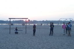 Sungai Batanghari menyusut, Pantai "dadakan"  Aurduri jadi wisata bagi warga Jambi