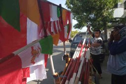 HUT RI jadi berkah pedagang bendera keliling Indramayu