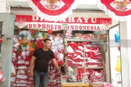 Berburu pernak-pernik Agustusan di Kampung Bendera Darmokali
