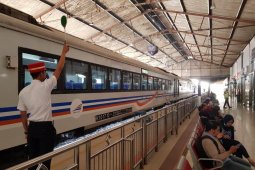 Gangguan listrik akibatkan empat KA terlambat tiba di Madiun