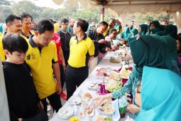 Cegah stunting, ribuan warga makan telur dan ayam
