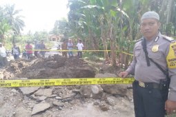 Polisi pasang 'police line' di lokasi 4 anak tewas tertimbun