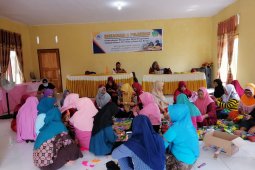 Mahasiswa UNG edukasi masyarakat cara manfaatkan sampah