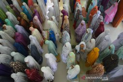 Santri sholat ghaib mbah Moen