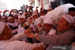 Jemaah Haji Indonesia menggotong jenazah Mbah Moen di Mekkah