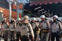 Penyegelan Pasar Tanjungsari 77 Surabaya tanpa perlawanan