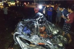 Truk muatan tangki timpa minibus empat tewas