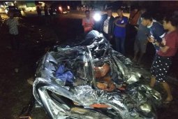 Truk tangki menimpa minibus, empat orang tewas