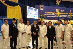 Pamen dan jenderal polisi dikukuhkan jadi mahasiswa Unair