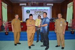 Wali Kota Sibolga serahkan rancangan P-APBD kepada DPRD