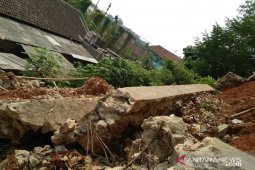 Tiga kali dibangun, turap di Serpong ambrol menimpa 9 kontrakan warga