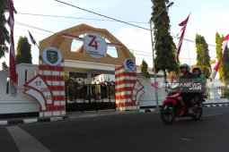 Diskominfo Kota Madiun pasang gapura meriahkan HUT Kemerdekaan