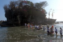 Turis ke Tanah Lot  turun pada libur akhir tahun 2019 (video)