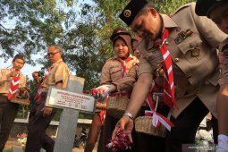 Kwarnas  Gerakan Pramuka tabur bunga di TMP Kalibata