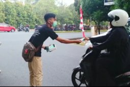 Komunitas Bantu Pendidikan Kita dan Aliansi Gojek Pontianak bagikan masker