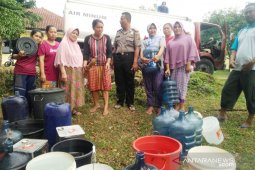 Polres Bogor kerahkan dua truk air bantu atasi kekeringan
