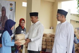 Di Blitar, polres bagikan daging kurban dengan besek