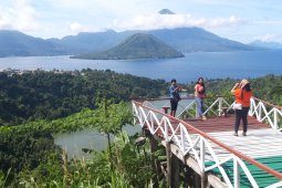 Pengunjung nikmati pemandangan objek wisata danau Laguna di Ternate