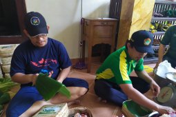 Pembagian daging kurban di Bali gunakan besek bambu