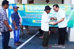 Polresta Banjarmasin bagikan daging kurban gunakan besek bambu