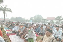 Ribuan warga Palangka Raya shalat Idul Adha di tengah kabut asap