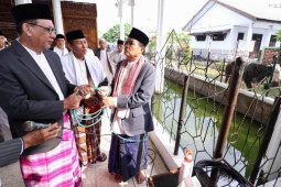Gubernur Fachrori kurban sapi hitam-putih