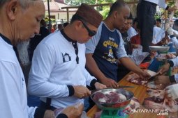 Masjid Al Furqon bagikan 2.000 kantong daging kurban